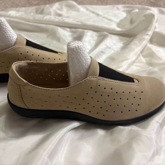 New Clark’s soft cushion tan suede slip-on women shoes sz 9W - Picture 4 of 5